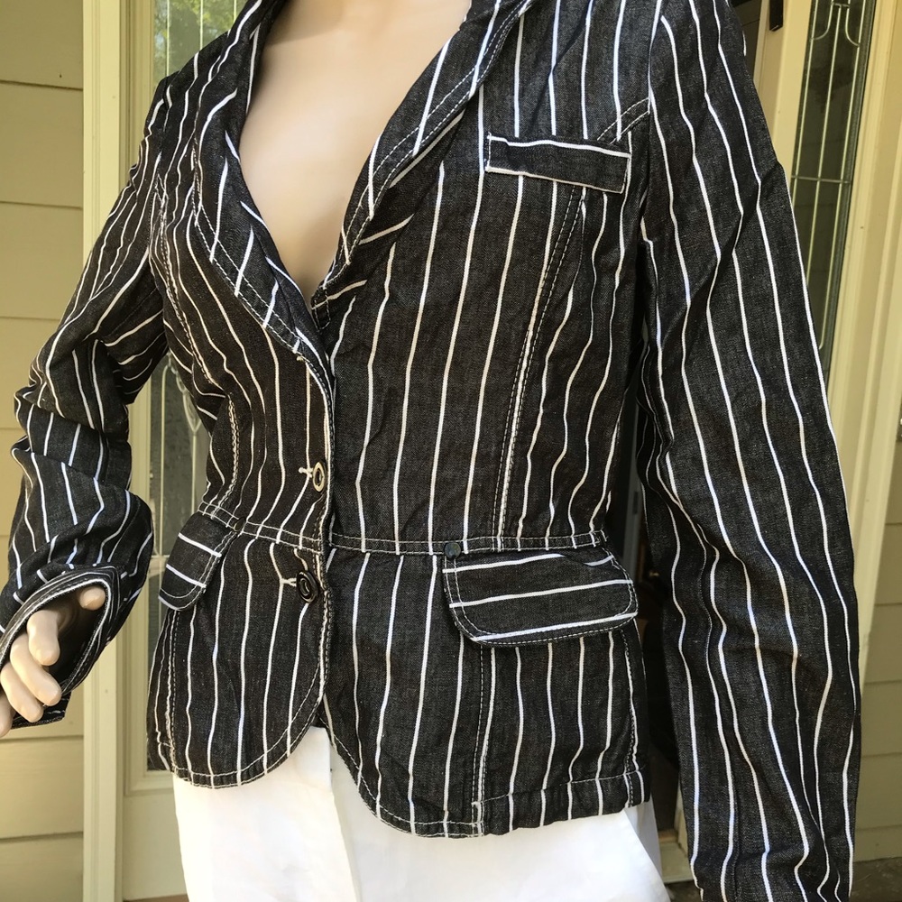 FUN EUROPEAN PIN STRIPED BLAZER IN MINT CONDITION